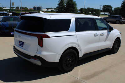 2025 Kia Carnival, $32995. Photo 5