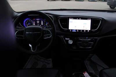 2025 Chrysler Pacifica, $31995. Photo 11