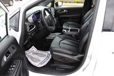 2025 Chrysler Pacifica, $31995. Photo 12