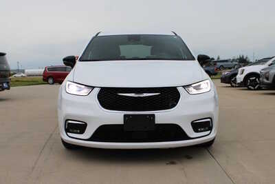 2025 Chrysler Pacifica, $31995. Photo 2