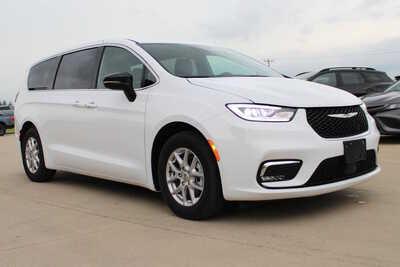 2025 Chrysler Pacifica, $31995. Photo 3