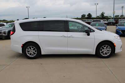 2025 Chrysler Pacifica, $31995. Photo 4