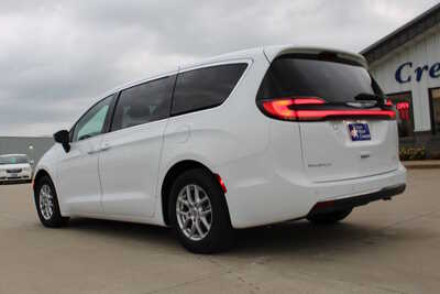 2025 Chrysler Pacifica, $31995. Photo 7