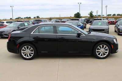 2016 Chrysler 300, $14995. Photo 4