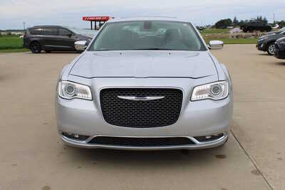 2020 Chrysler 300, $15995. Photo 2
