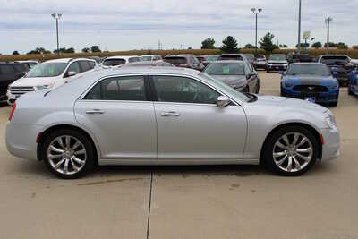 2020 Chrysler 300, $15995. Photo 4
