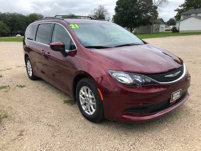 2021 Chrysler Voyager, $23500. Photo 1