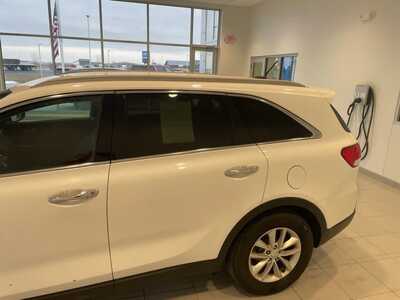 2017 Kia Sorento, $10298. Photo 4