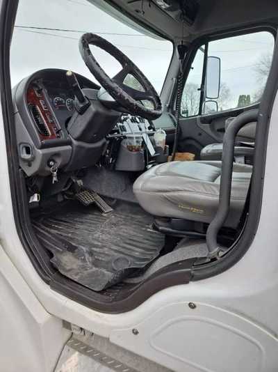 2005 Freightliner M106, $38500. Photo 11