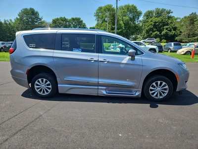 2018 Chrysler Pacifica, $22900. Photo 4