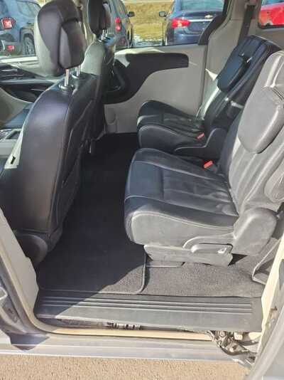 2015 Chrysler Town & Country, $9900. Photo 11