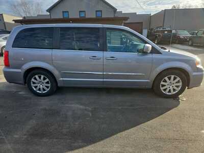 2015 Chrysler Town & Country, $9900. Photo 4