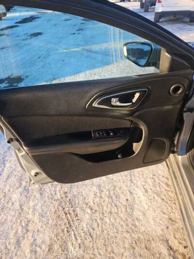 2016 Chrysler 200, $8995. Photo 12