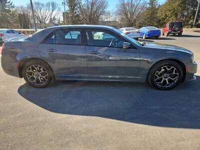 2018 Chrysler 300, $15900. Photo 4