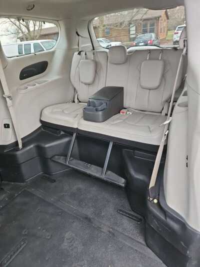 2018 Chrysler Pacifica, $25900. Photo 12