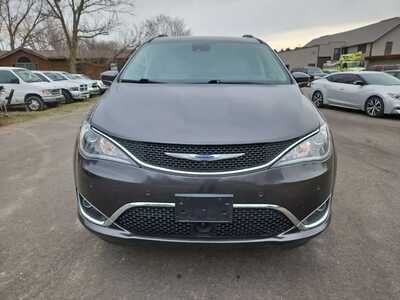 2018 Chrysler Pacifica, $25900. Photo 2