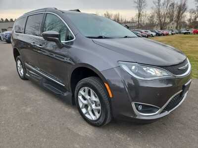 2018 Chrysler Pacifica, $25900. Photo 3
