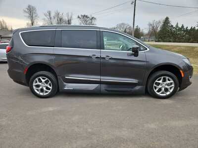 2018 Chrysler Pacifica, $25900. Photo 4