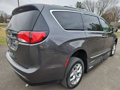 2018 Chrysler Pacifica, $25900. Photo 5