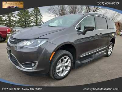 2018 Chrysler Pacifica, $25900. Photo 1