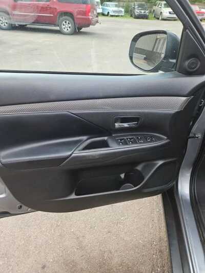2020 Mitsubishi Outlander, $10900. Photo 12