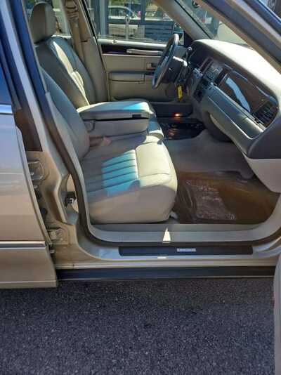 2006 Lincoln Town Car, $9995. Photo 10