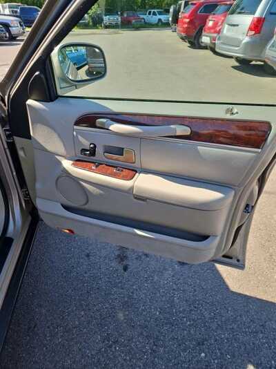 2006 Lincoln Town Car, $9995. Photo 11