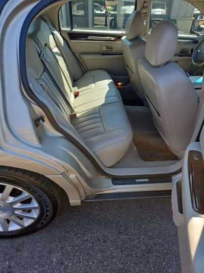 2006 Lincoln Town Car, $9995. Photo 12