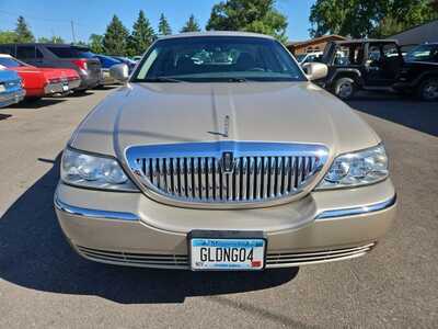 2006 Lincoln Town Car, $9995. Photo 2