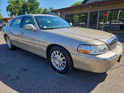 2006 Lincoln Town Car, $9995. Photo 3