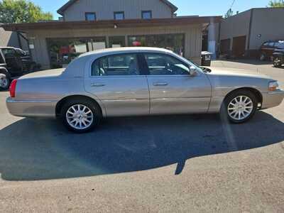 2006 Lincoln Town Car, $9995. Photo 4