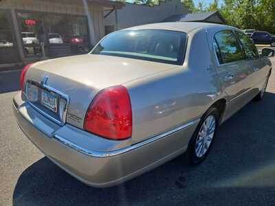 2006 Lincoln Town Car, $9995. Photo 5