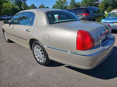 2006 Lincoln Town Car, $9995. Photo 7