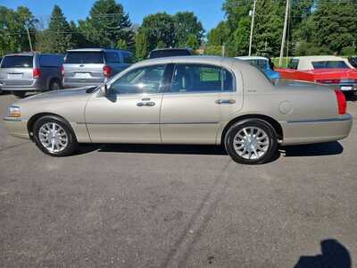 2006 Lincoln Town Car, $9995. Photo 8