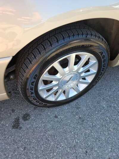 2006 Lincoln Town Car, $9995. Photo 9