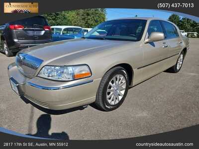 2006 Lincoln Town Car, $9995. Photo 1