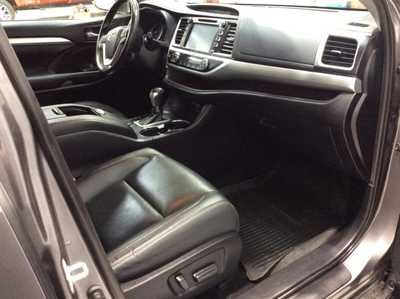 2019 Toyota Highlander, $22919. Photo 9