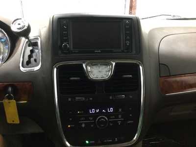 2015 Chrysler Town & Country, $5900. Photo 12