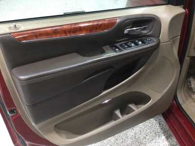 2015 Chrysler Town & Country, $5900. Photo 7
