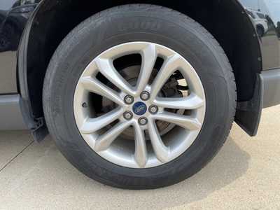 2019 Ford Edge, $16900. Photo 5