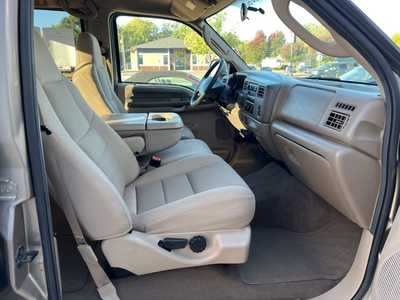 2004 Ford F350 Crew Cab, $. Photo 8