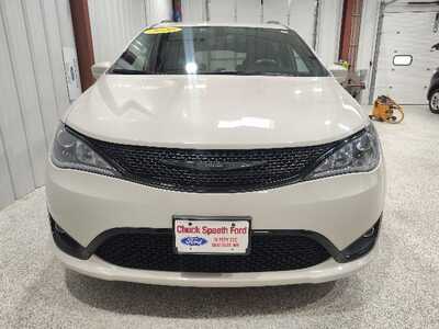 2020 Chrysler Pacifica, $20900. Photo 2