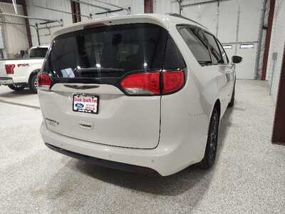 2020 Chrysler Pacifica, $20900. Photo 4