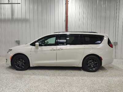 2020 Chrysler Pacifica, $20900. Photo 7