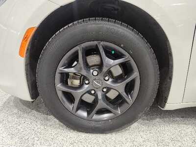 2020 Chrysler Pacifica, $20900. Photo 8