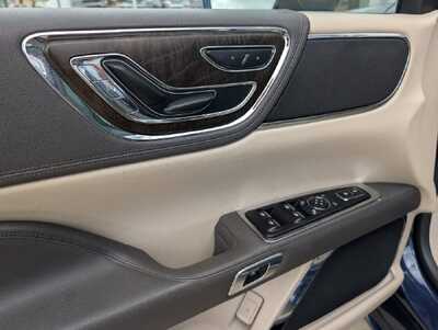 2017 Lincoln Continental, $18900. Photo 8