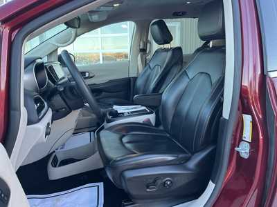 2023 Chrysler Pacifica, $23900. Photo 2