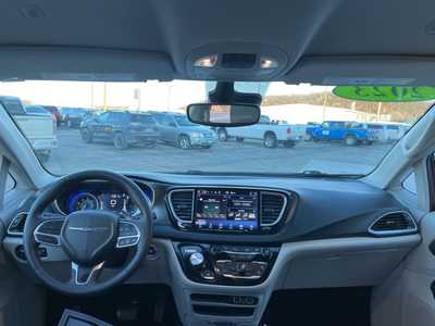 2023 Chrysler Pacifica, $23900. Photo 3