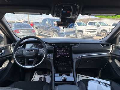 2025 Jeep Grand Cherokee, $42741. Photo 3