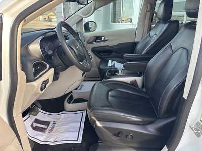 2023 Chrysler Pacifica, $25900. Photo 2